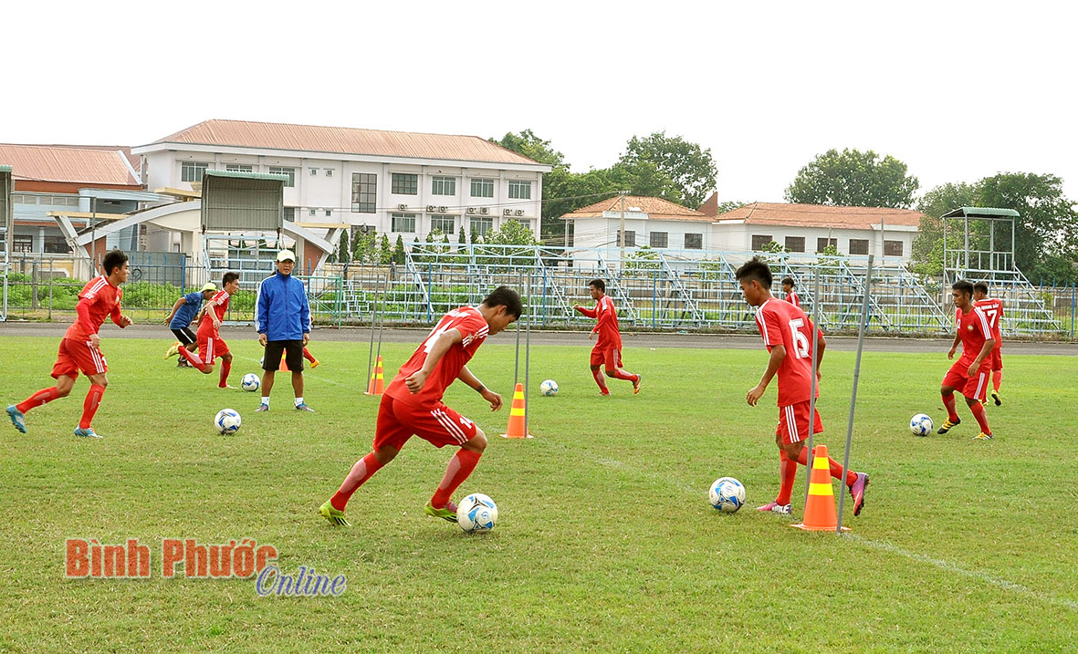 Các cầu thủ Bình Phước đang tích cực tập luyện để thi đấu vì mục tiêu trụ hạng và mỗi trận đấu CLB luôn xem là trận chung kết