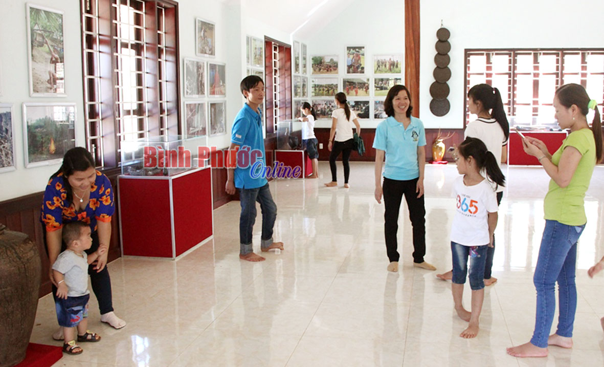 Khu bảo tồn văn hóa dân tộc S’tiêng sóc Bom Bo đã có hàng ngàn du khách mỗi tháng đến tham quan