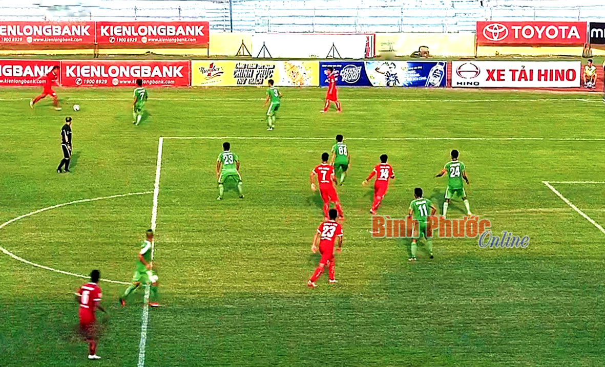 Cầu thủ Bình Phước tập trung phòng thủ trước các đường dẫn bóng của đội Viettel