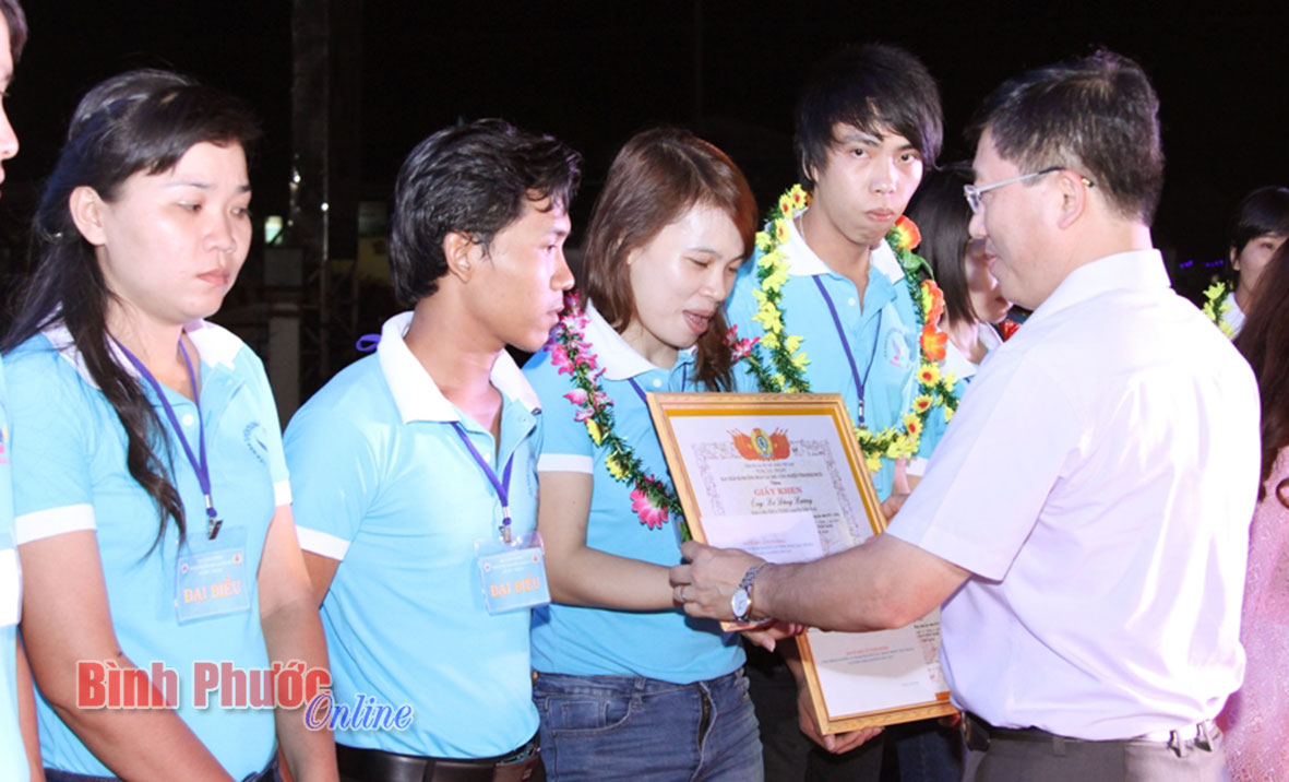 Phó ban Công tác đại biểu Ủy ban Thường vụ Quốc hội Nguyễn Tuấn Anh trao giấy khen cho công nhân lao động giỏi