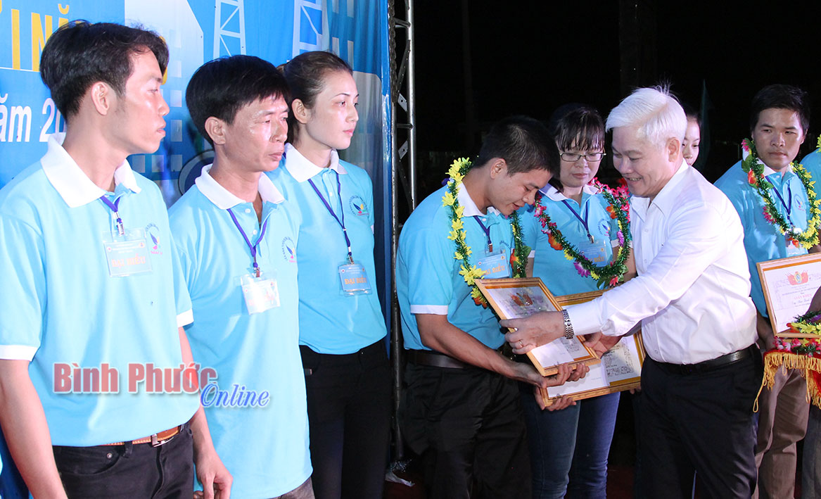 Đồng chí Bí thư Tỉnh ủy Nguyễn Văn Lợi trao giấy khen cho công nhân lao động giỏi