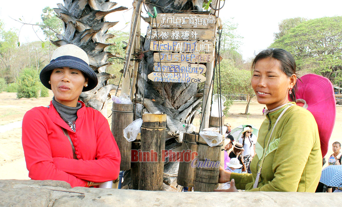 Không chèo kéo khách du lịch, 2 người bán hàng Campuchia cười trìu mến, thân thiện và giới thiệu đặc sản nước thốt nốt ở Angkor Wat bằng 6 thứ tiếng 
