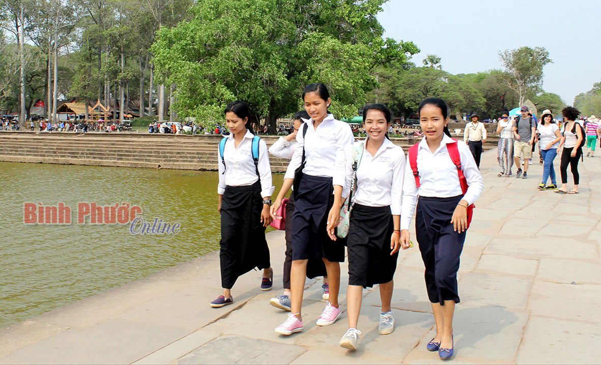 Học sinh THPT ở Xiêm Riệp tươi vui cùng du khách vào tham quan đền Angkor Wat