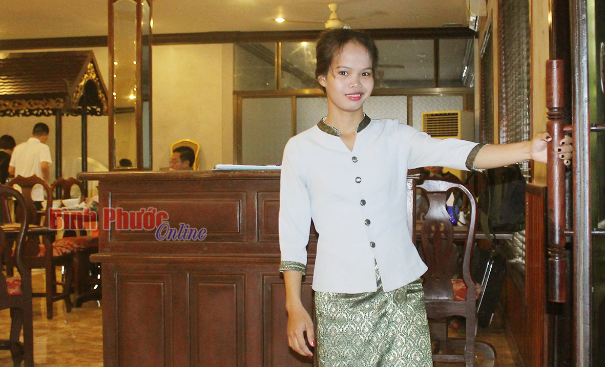 Nụ cười quyến luyến của nhân viên khách sạn Lucky Angkor
