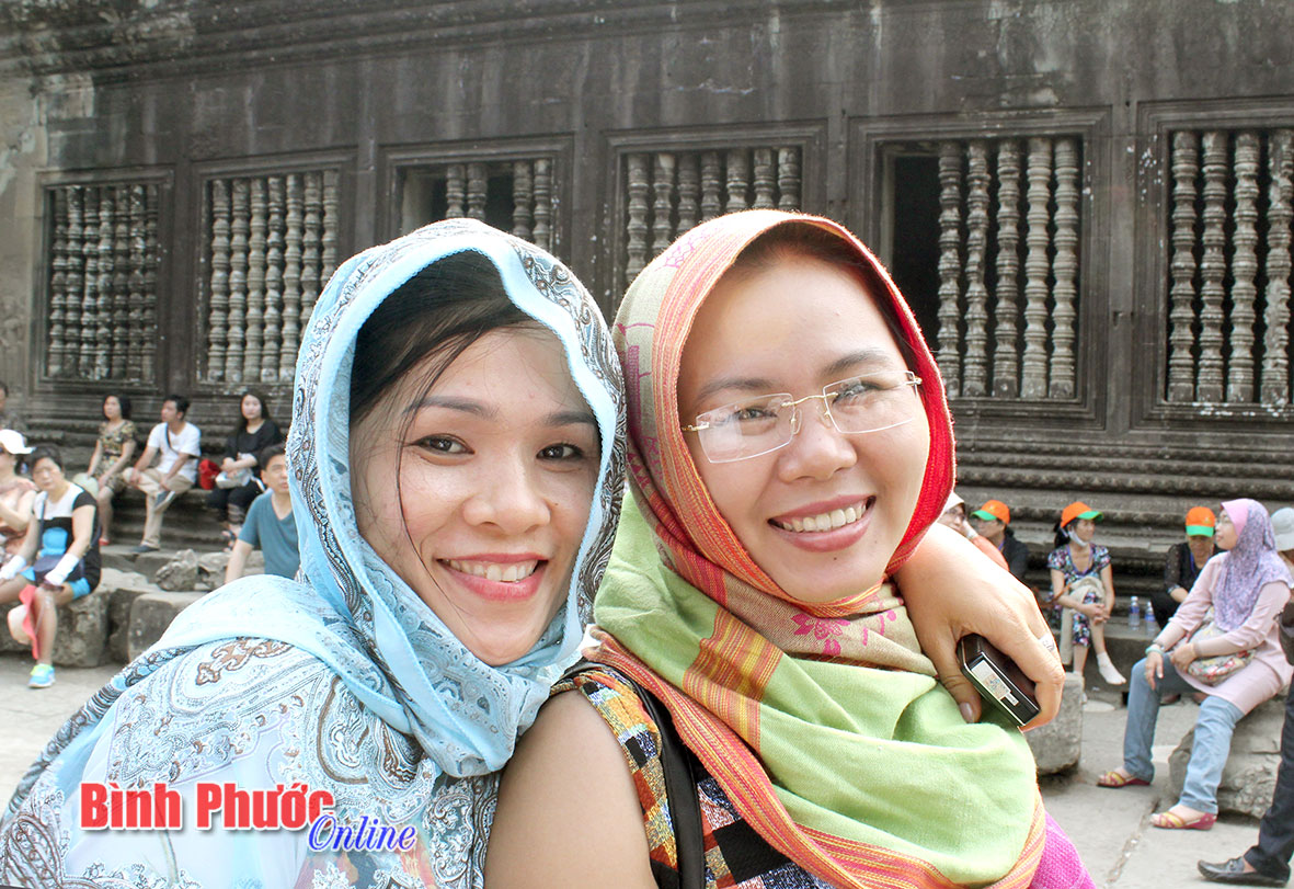 Nụ cười du khách khi tham quan đền Angkor Wat