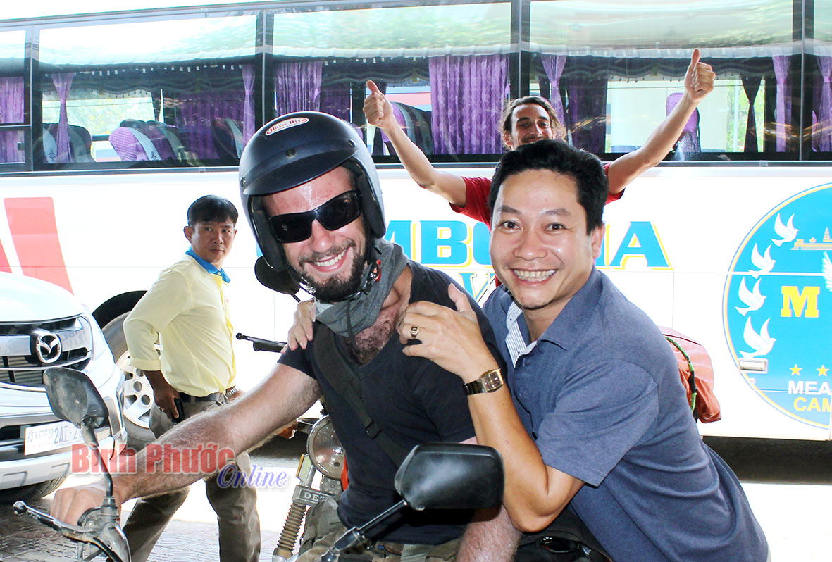 Khách nước ngoài du lịch Campuchia tình cờ gặp nhau, vui vẻ, thân thiện ở Prey Veng
