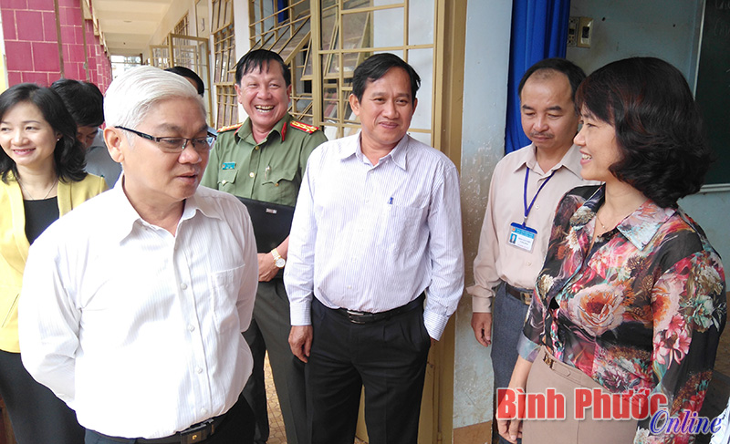 Đồng chí Bí thư Tỉnh ủy Nguyễn Văn Lợi kiểm tra tại Trường THCS Tân Phú, thị xã Đồng Xoài