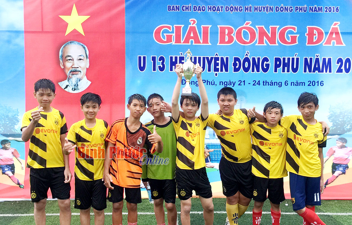 Đội bóng xã Tân Lập với chiếc cúp vô địch