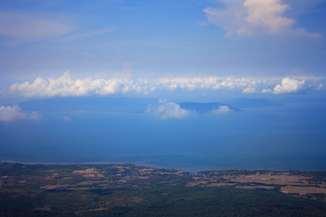 Ngoài cảnh chùa thanh tịnh và 5 cánh buồm đá hùng vĩ, du khách còn có thể nhìn ngắm cảnh biển trong xanh ngút tầm mắt. Đặc biệt, nếu may mắn bạn còn có thể nhìn thấy đảo Phú Quốc của Việt Nam lúc trời quang, ít mây.