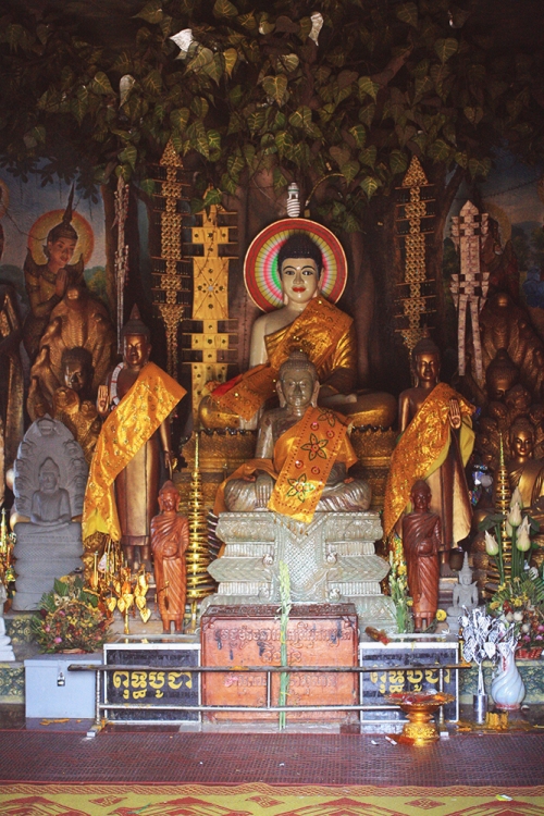 Không gian chính của ngôi chùa nằm bên cạnh một vách đá, là nơi để những Phật tử gần xa đến chiêm bái và cầu nguyện mỗi lần có lễ lớn.