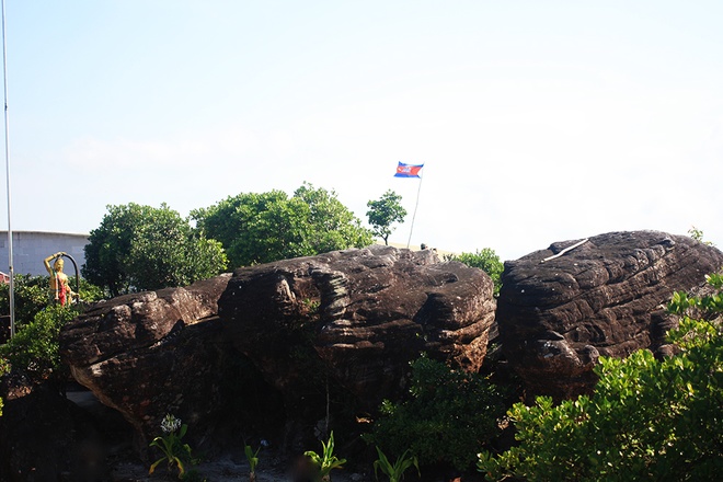 Trên đỉnh Tà Lơn, ngoài kiến trúc thuộc địa, mọi thứ khác gần như đều được gắn với một sự tích và chùa 5 thuyền cũng không là ngoại lệ. Người bản địa truyền khẩu rằng 5 tảng đá ấy chính là 5 con thuyền chở đầy châu báu gắn liền với người khởi đầu của nền văn minh Khmer.