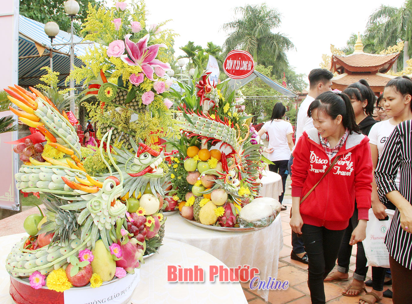 M&acirc;m ngũ quả được trang tr&iacute; c&ocirc;ng phu, đẹp mắt d&acirc;ng l&ecirc;n Vua H&ugrave;ng