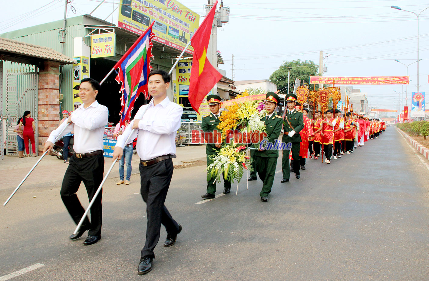 Đoàn lãnh đạo tỉnh, các huyện, thị xã, trường học và đông đảo người dân trong tỉnh đã tụ hội về thờ Vua Hùng tại xã Phú Riềng 