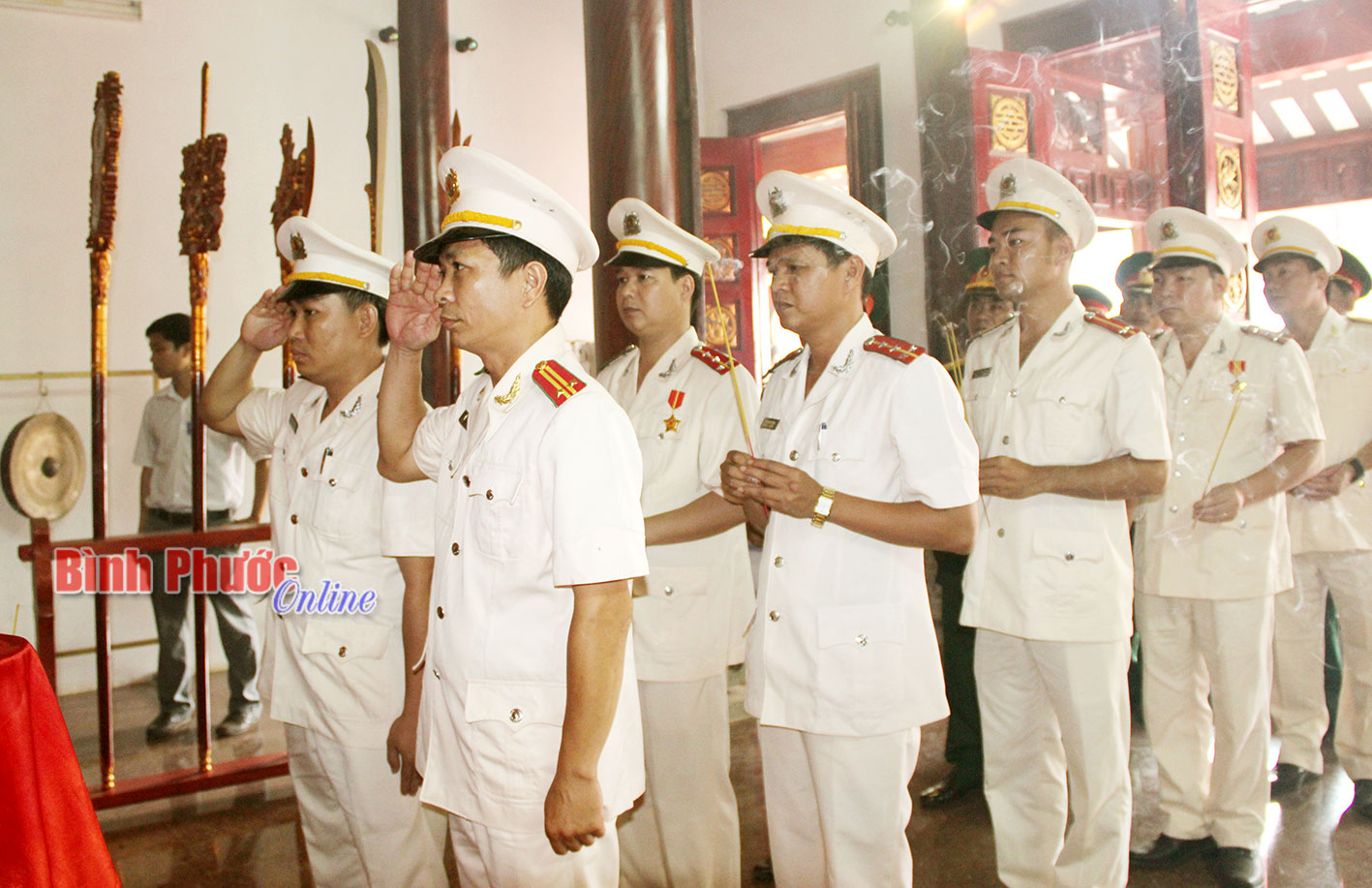 Khối lực lượng vũ trang trang nghi&ecirc;m trang d&acirc;ng n&eacute;n nhang thơm l&ecirc;n c&aacute;c bậc vua H&ugrave;ng