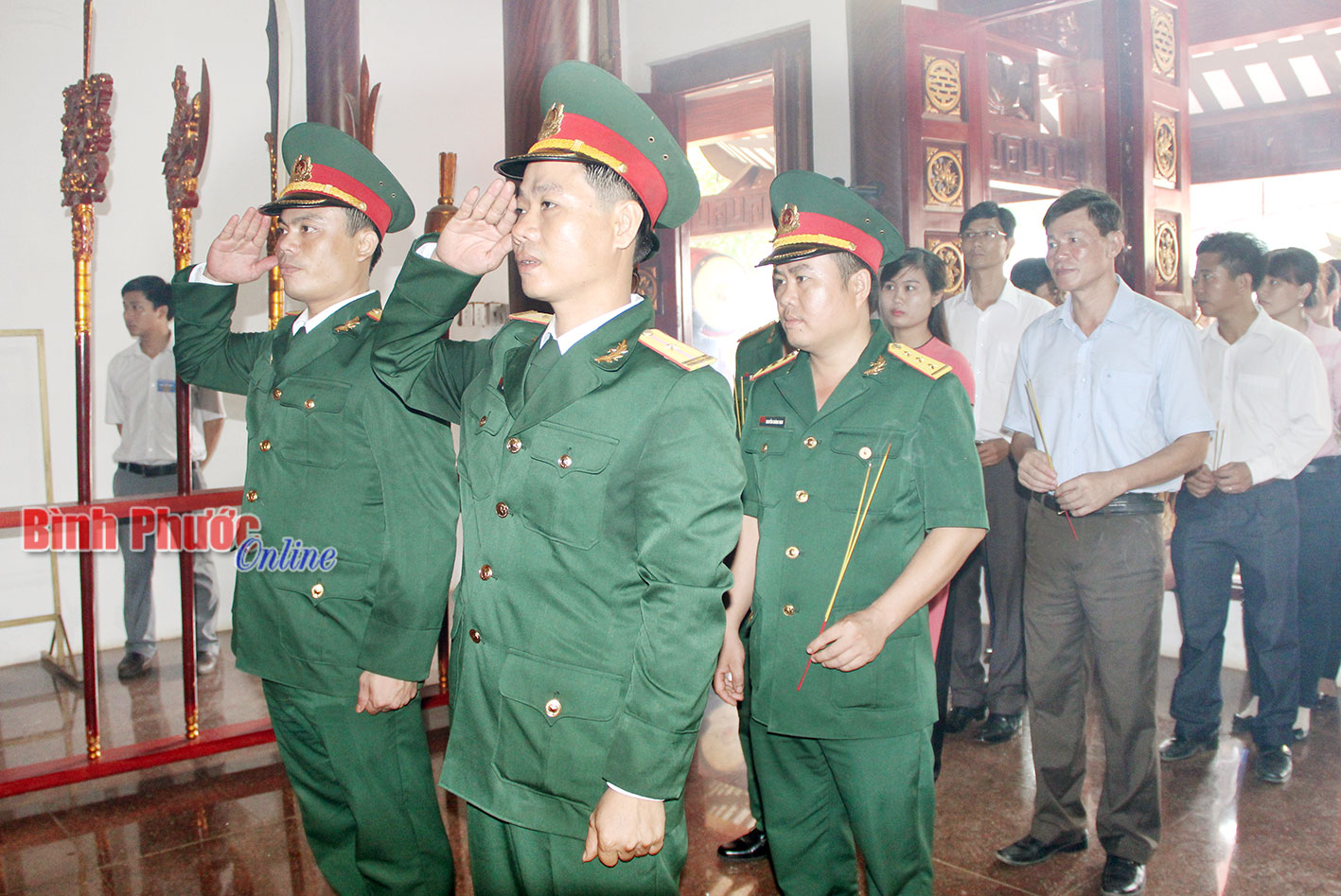 Khối lực lượng vũ trang trang nghi&ecirc;m trang d&acirc;ng n&eacute;n nhang thơm l&ecirc;n c&aacute;c bậc vua H&ugrave;ng