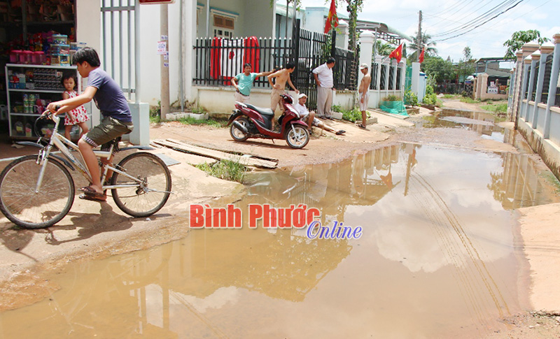 Người dân tổ 6, khu phố Phước Thọ, phường Tân Thiện bức xúc vì nước trên đường không thoát được gây mất vệ sinh