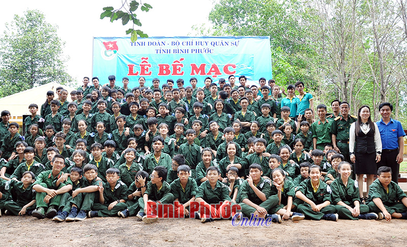Ban tổ chức chụp ảnh lưu niệm cùng các “chiến sĩ nhí” tham gia học kỳ quân đôi năm 2016