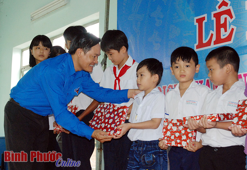 Anh Mạc Đình Huấn, Phó bí thư Tỉnh đoàn, Chủ tịch Hội LHTN tỉnh trao học bổng cho các em có hoàn cảnh khó khăn vươn lên trong học tập
