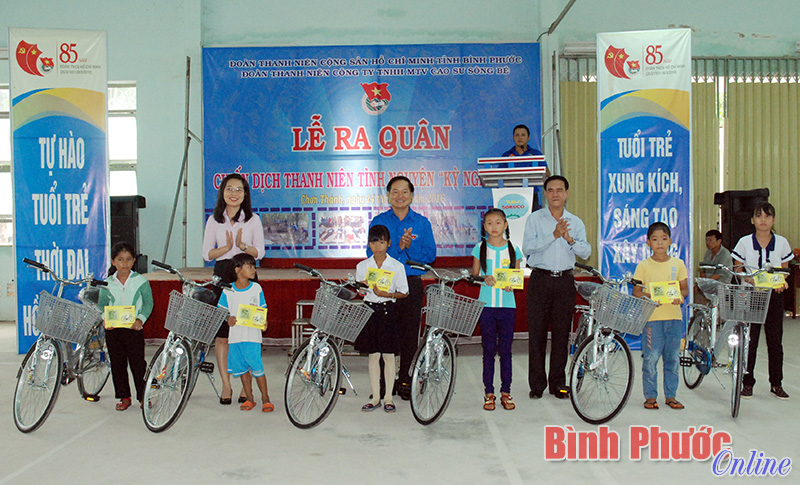 Các em có hoàn cảnh khó khăn vươn lên trong học tập được lãnh đạo công ty trao tặng xe đạp đến trường