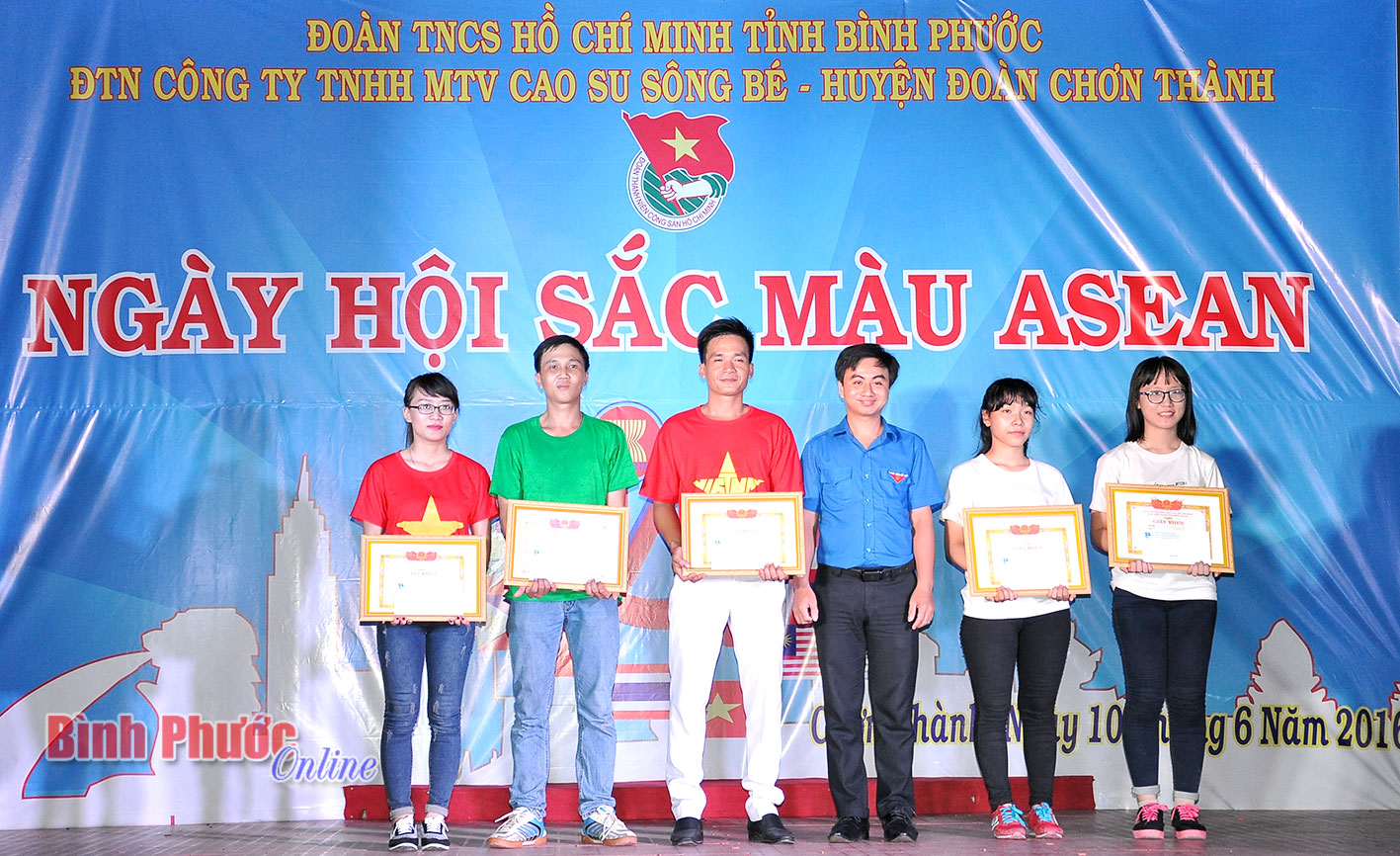 Anh Trần Quốc Duy, Phó bí thư Tỉnh đoàn trao tặng học bổng Vừ A Dính cho 4 học sinh ở huyện Chơn Thành