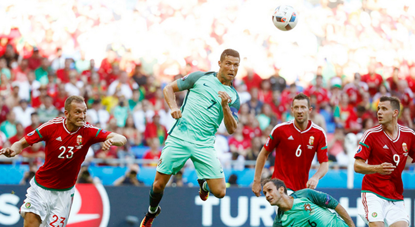 Cầu thủ Bồ Đào Nha và Croatia trong một pha tranh bóng