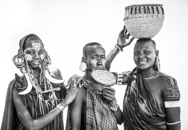 N&uacute;t gỗ n&agrave;y được thay dần bằng n&uacute;t to hơn, tới khi lỗ đủ rộng để lồng một đĩa gốm hoặc gỗ v&agrave;o