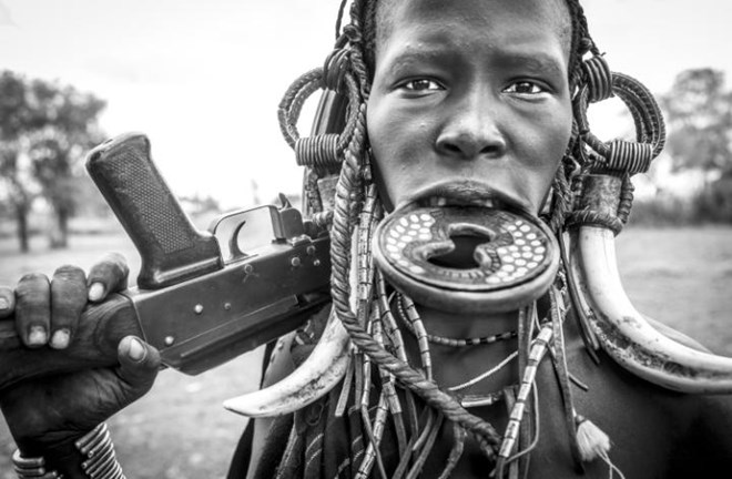 Một người phụ nữ của bộ lạc Mursi với khẩu s&uacute;ng trường AK-47