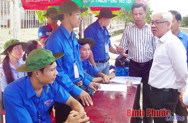Đồng chí Bí thư Tỉnh ủy Nguyễn Văn Lợi động viên thanh niên tình nguyện hỗ trợ học sinh trong kỳ thi THPT quốc gia năm 2016 tại điểm Trường THCS Tân Phú - Ảnh: Đức Hinh