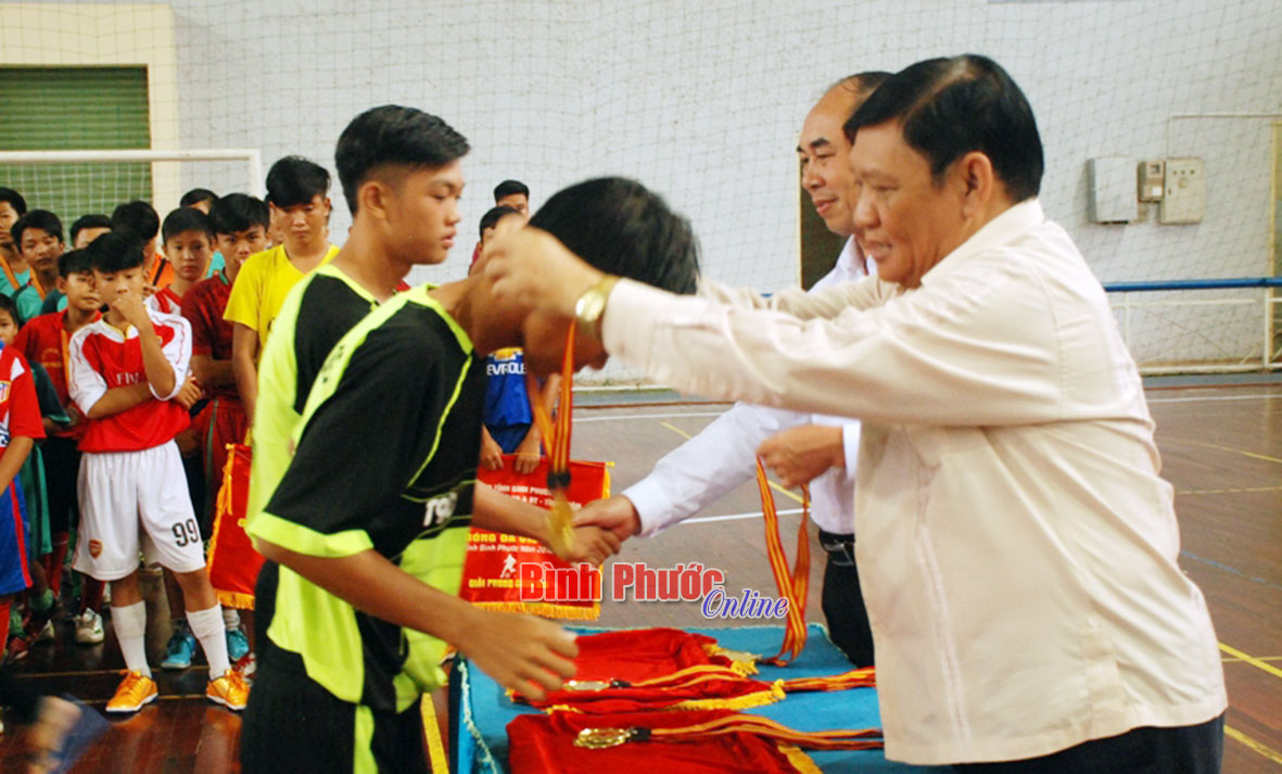 Phó chủ tịch UBND tỉnh Nguyễn Tiến Dũng, Giám đốc Sở Văn hóa Thể thao và Du lịch Nguyễn Tuấn trao HCV cho đội U15 Bình Long
