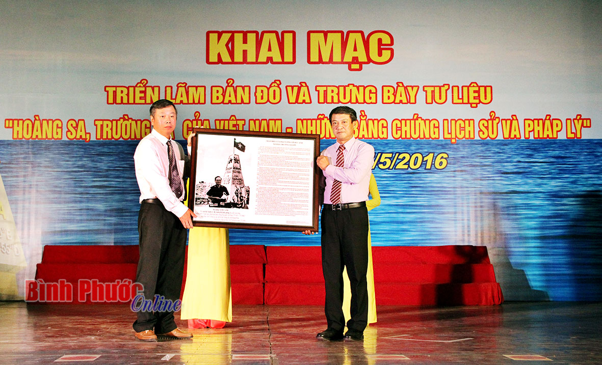 Thứ trưởng Bộ Thông tin và Truyền thông Phạm Hồng Hải trao tặng tư liệu, bản đồ triển lãm cho UBND tỉnh Bình Phước