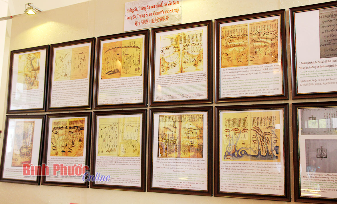 Nhân viên bảo tàng giới thiệu những hình ảnh, tư liệu, bản đồ và hiện vật khẳng định chủ quyền của Việt Nam đối với hai quần đảo Hoàng Sa và Trường Sa