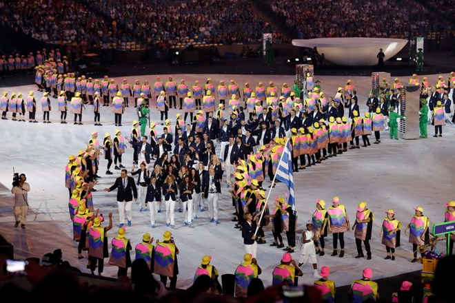 Đoàn thể thao Hy Lạp tham gia diễu hành tại lễ khai mạc Olympic Rio 2016 trên sân Maracana. (Nguồn: EPA/TTXVN)