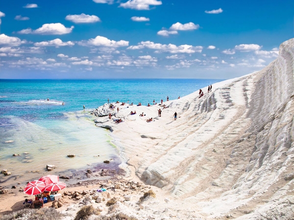 Turchi in Agrigento, Italy là thiên đường nghỉ dưỡng ở châu Âu với bãi cát trắng trải dài, du khách có thể leo lên các vách đá và thử cảm giác mạnh khi nhảy xuống biển. 