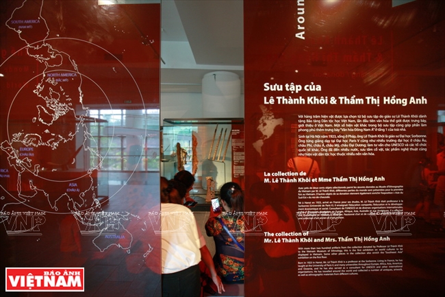 Tên GS. Lê Thành Khôi và vợ là bà Thẩm Thị Hồng Anh là người tặng bộ sưu tập “Vòng quanh thế giới”   được đặt trang trọng ngay tại lối vào khu vực trưng bày.