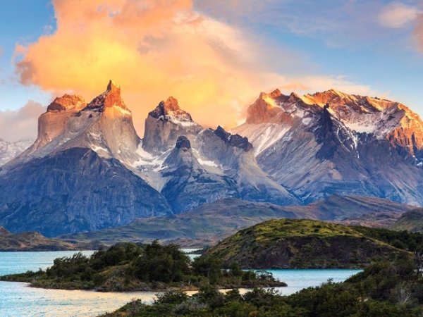 Công viên quốc gia Torres del Paine, Chile: Nằm ở vùng Patagonia, công viên này nổi tiếng với những ngọn núi hùng vĩ, những tảng băng trôi xanh biếc và các vùng đất trũng là nơi sinh sống của các loài động vật hoang dã quý hiếm như guanaco.  