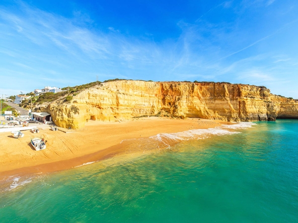 Praia de Benagil là một bãi biển nhỏ, nép mình giữa những vách đá của một thung lũng sâu ở Algarve, Bồ Đào Nha. Khung cảnh ở đây thơ mộng và rực rỡ khi chiều xuống. 