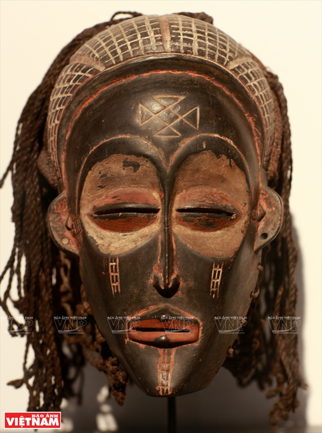Chiếc mặt nạ ấn tượng là hiện vật dân tộc học trong bộ sưu tập.