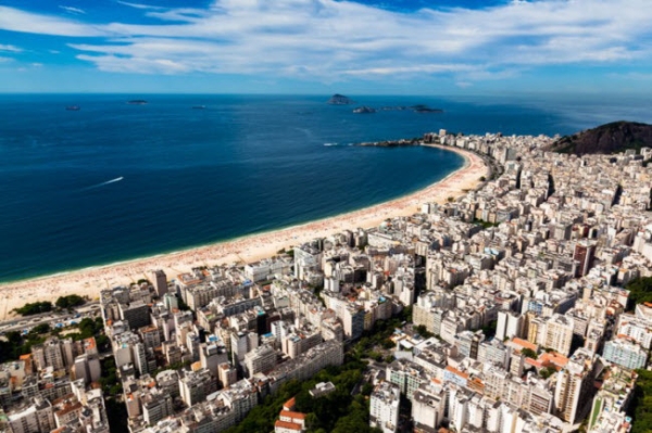 Với chiều dài 4km, Copacabana là một trong những bãi biển nổi tiếng nhất thế giới. Các khách sạn, nhà hàng và hộp đêm được xây dựng ngay sát bờ biển để phục vụ du khách tới đây nghỉ dưỡng.