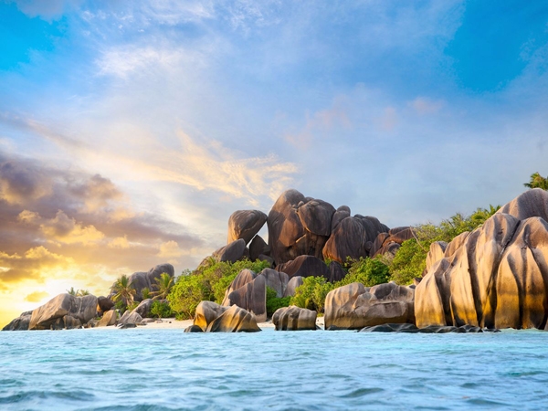 Anse Source d'Argent ở đảo quốc Seychelles, Ấn Độ Dương. Bãi cát màu hồng, những tảng đá granit đồ sộ, rặng san hô tuyệt đẹp và một bờ biển lặng là điều du khách thích nhất ở đây. 