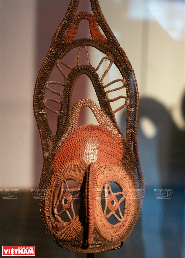 Một cổ vật mặt nạ được chế tạo bằng hình thức đan lát của thổ dân Châu Đại Dương.