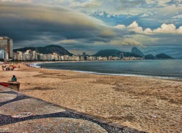 Du khách tới bãi biển Copacabana không chỉ để tắm và phơi nắng trên bãi cát mà đây còn là nơi tổ chức sự kiện đón năm mới hay ăn mừng chiến thắng quan trọng của đội tuyển bóng đá Brazil.