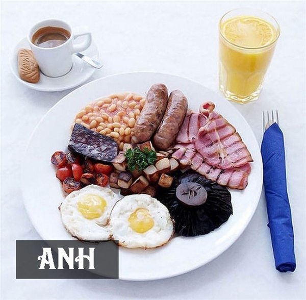 Bữa ăn sáng ở Anh khá thịnh soạn với trứng chiên, thịt nguội, xúc xích áp chảo, cá hồi hun khói, bò philê phết bơ hoặc sườn heo nướng. Ngoài ra, họ còn dùng kèm với trà hoặc nước trái cây.