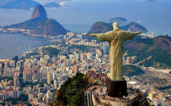 Tượng Chúa Cứu Thế được xây dựng trên đỉnh núi Corcovado nhìn xuống thành phố Rio de Janeiro. Ý tưởng xây dựng bức tượng này được đưa ra từ giữa thế kỷ 19, nhưng đến năm 1931 nó mới được hoàn thành.