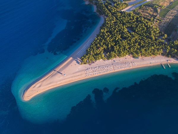Zlatni Rat, Croatia sở hữu bãi tắm thoai thoải, đáy biển sâu, thảm động thực vật dưới nước phong phú bậc nhất ở Địa Trung hải.