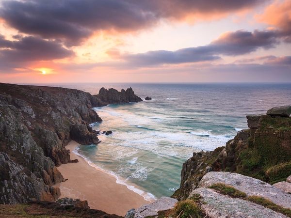 Nằm trên bờ biển Cornwall, Anh, Pedn Vounder là một bãi biển yên tĩnh với các vách đá ngoạn mục. 