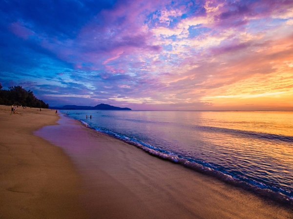 Mai Khao Beach là bãi biển dài nhất ở Phuket, Thái Lan, một bãi tắm còn khá hoang sơ cho những ai không thích sự ồn ào. 