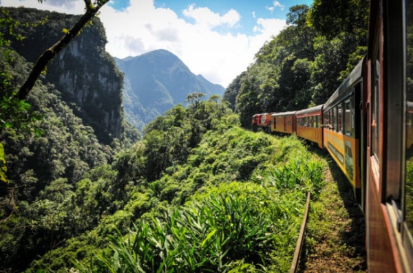 Trong khi di chuyển trên tuyến tàu hỏa Serra Verde, du khách có cơ hội chiêm ngưỡng phong cảnh núi non hùng vĩ hay cuộc sống của người dân dọc hai phía đường ray.