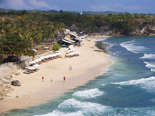 Bãi biển Balangan tại Bali, Indonesia, được vây quanh bởi những vách đá, thích hợp cho môn thể thao lướt sóng. 