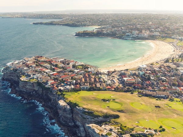 Bondi Beach là một trong những điểm đến nổi tiếng nhất Sydney, Australia. 
