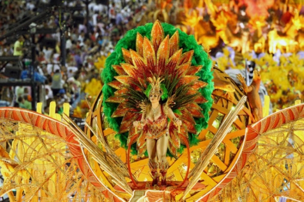 Tới Rio de Janeiro vào dịp lễ hội Carnival, du khách có cơ hội chiêm ngưỡng những màn múa samba đặc sắc và trang phục lộng lẫy của của vũ công cũng như hòa mình vào không khí náo nhiệt nơi đây.